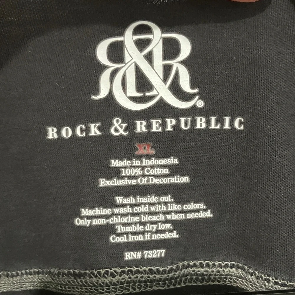 Rock & Republic Black V-Neck Tee EUC - Picture 2 of 3